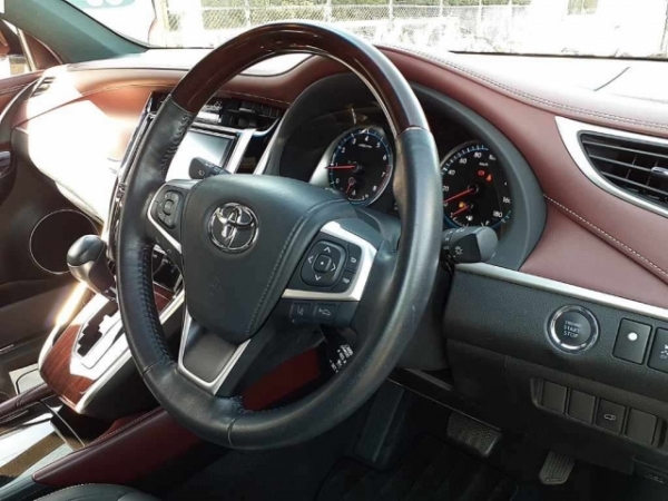 Toyota Harrier Premium 2016